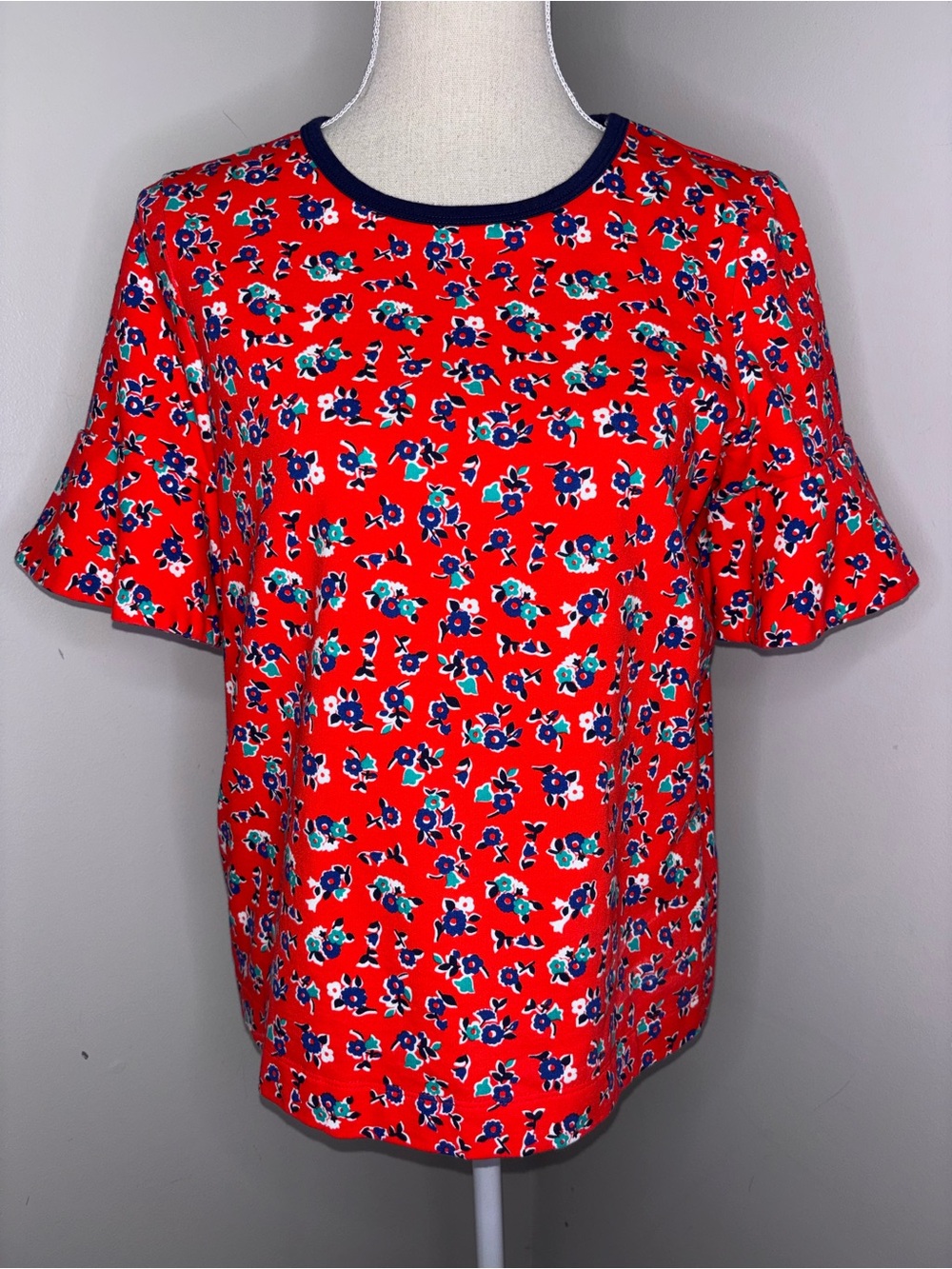 Draper James red blue ditsy floral flutter short sleeve knit shirt top sz Medium
